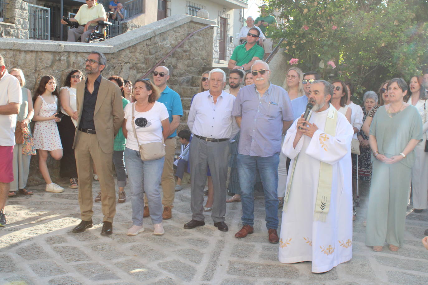 Los fieles acompañan a la Virgen de Valparaíso en Santibáñez de Béjar