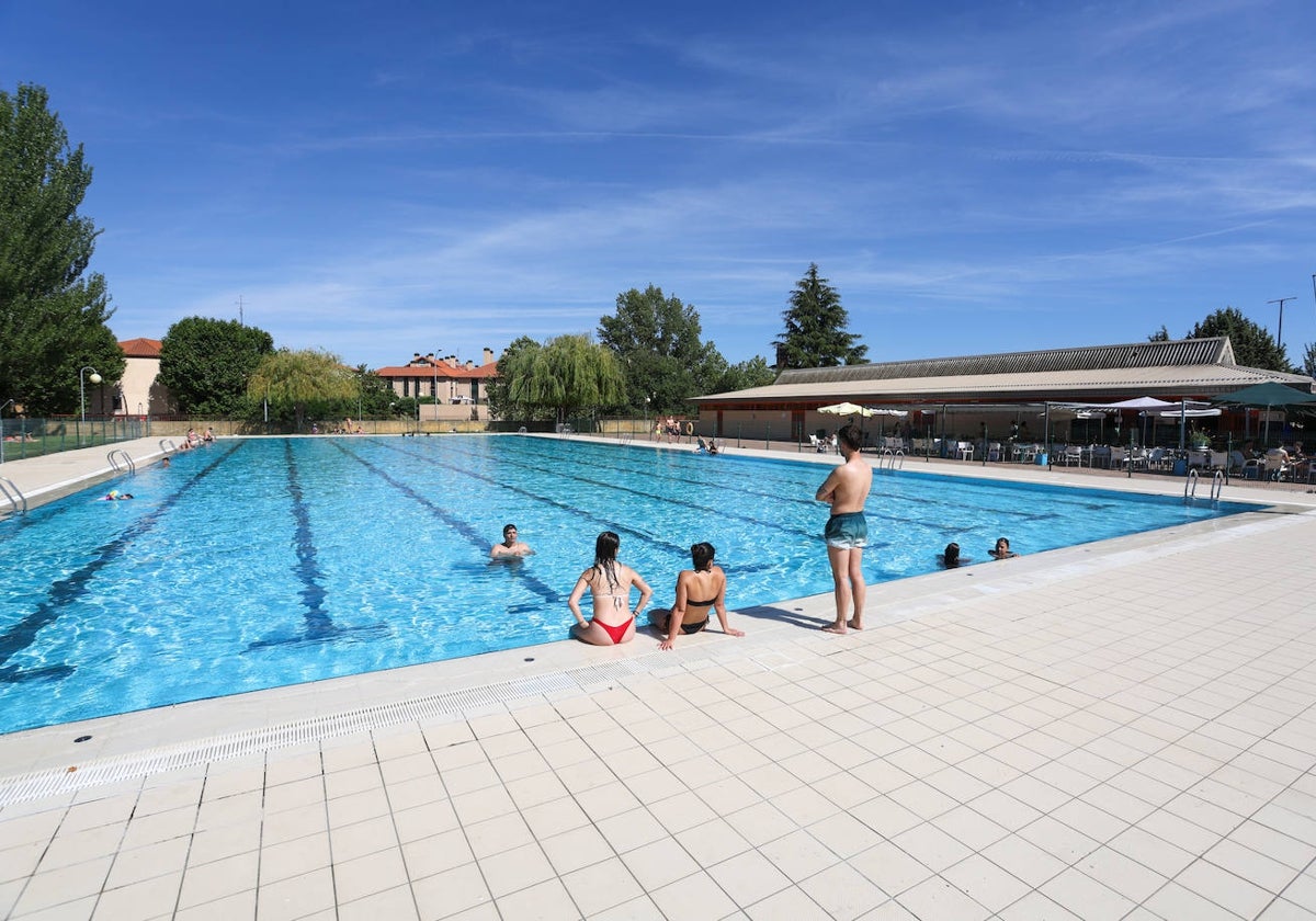 Las piscinas municipales abren con temperaturas por encima de 28 °