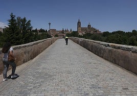 Los pretiles del Puente Romano, visiblemente deteriorados y con el mortero lleno de grietas