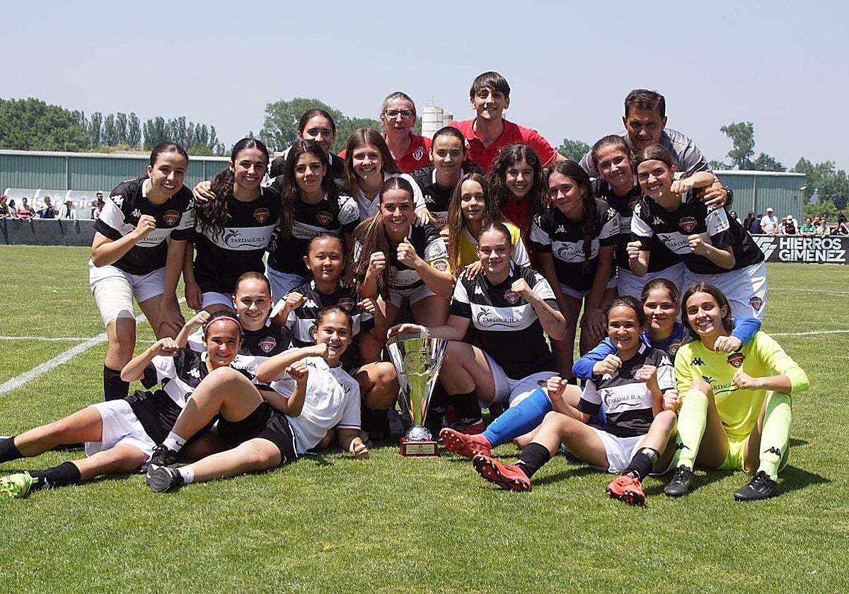 El Salamanca FF posa con la trofeo que le convierte en campeón de la Fase Regional Juvenil/Cadete Femenino.