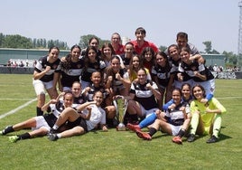 El Salamanca FF posa con la trofeo que le convierte en campeón de la Fase Regional Juvenil/Cadete Femenino.