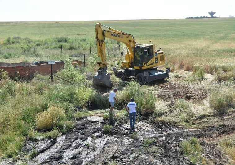 Trabajos de mantenimiento en Carbajosa durante el reventón.