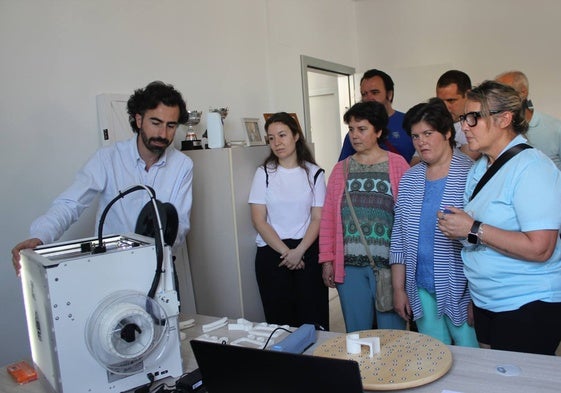 Un grupo conoce el funcionamiento y usos de la impresora 3D