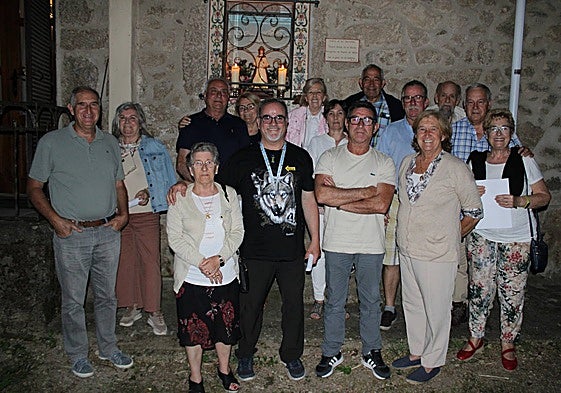 Jesús Piña, en el centro, junto a los vecinos que le acompañaron en la vigilia de la Virgen del Rocío.