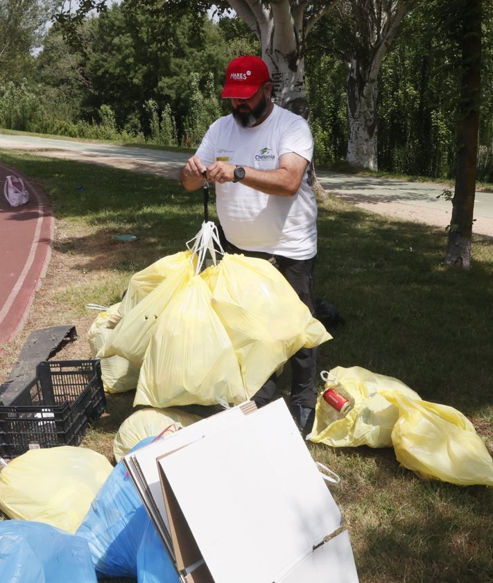 Imagen secundaria 2 - Misión un Tormes más limpio: más de un centenar de niños y voluntarios recogen residuos por la ribera del río