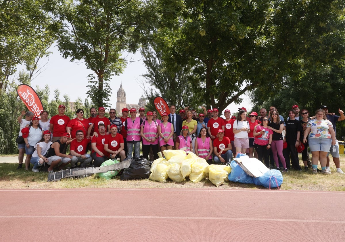 Algunos de los voluntarios de la actividad junto al alcalde, Carlos García Carbajo, al finalizar la recogida.