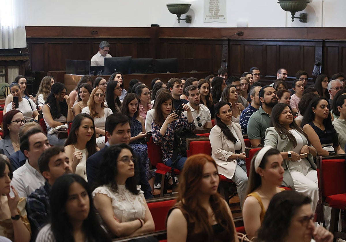 Imagen principal - Acto de bienvenida y despedida a residentes en el Paraninfo de la Universidad.