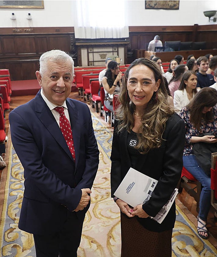 Imagen secundaria 2 - Acto de bienvenida y despedida a residentes en el Paraninfo de la Universidad.