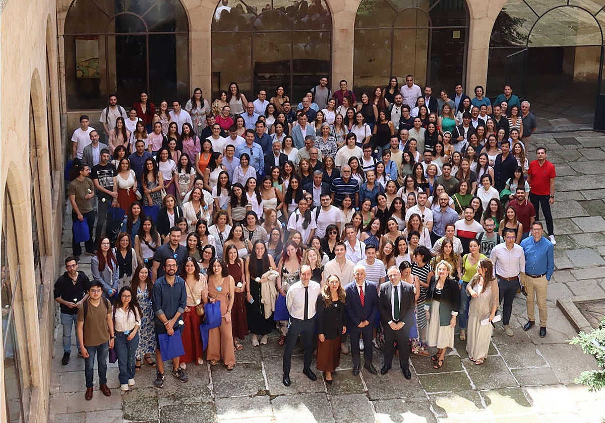 Foto de familia en el claustro del Edificio de Escuelas Mayores de la Universidad.