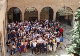 Foto de familia en el claustro del Edificio de Escuelas Mayores de la Universidad.