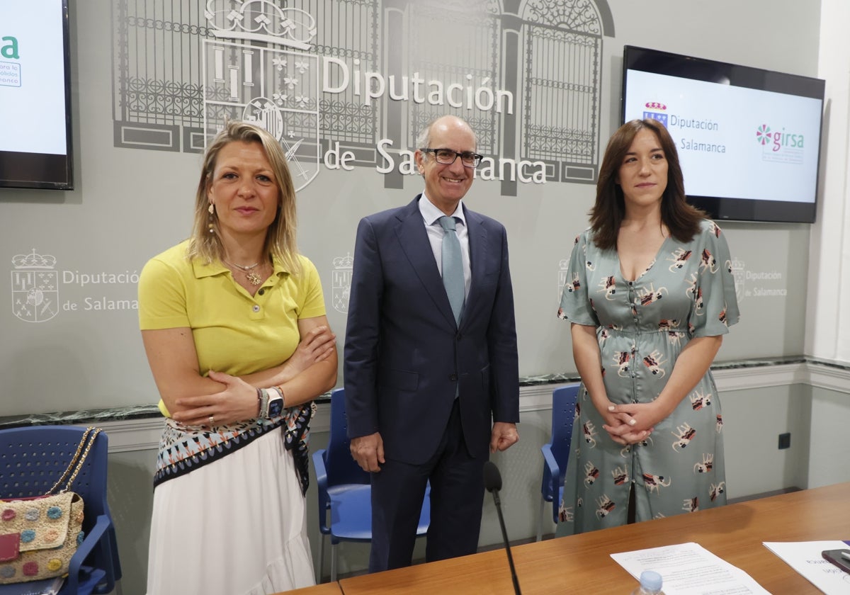 María José Coca, concejala del Ayuntamiento de Salamanca; Javier Iglesias, presidente de la Diputación y Pilar Sánchez, diputada de Medio Ambiente. ALMEIDA