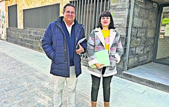 El edil de Medio Ambiente, con la técnico del área.