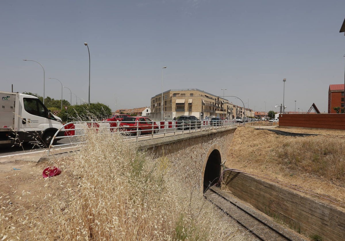 Vehículos sobre el puente de la avenida Saavedra y Fajardo que se derribará para elevar su altura.