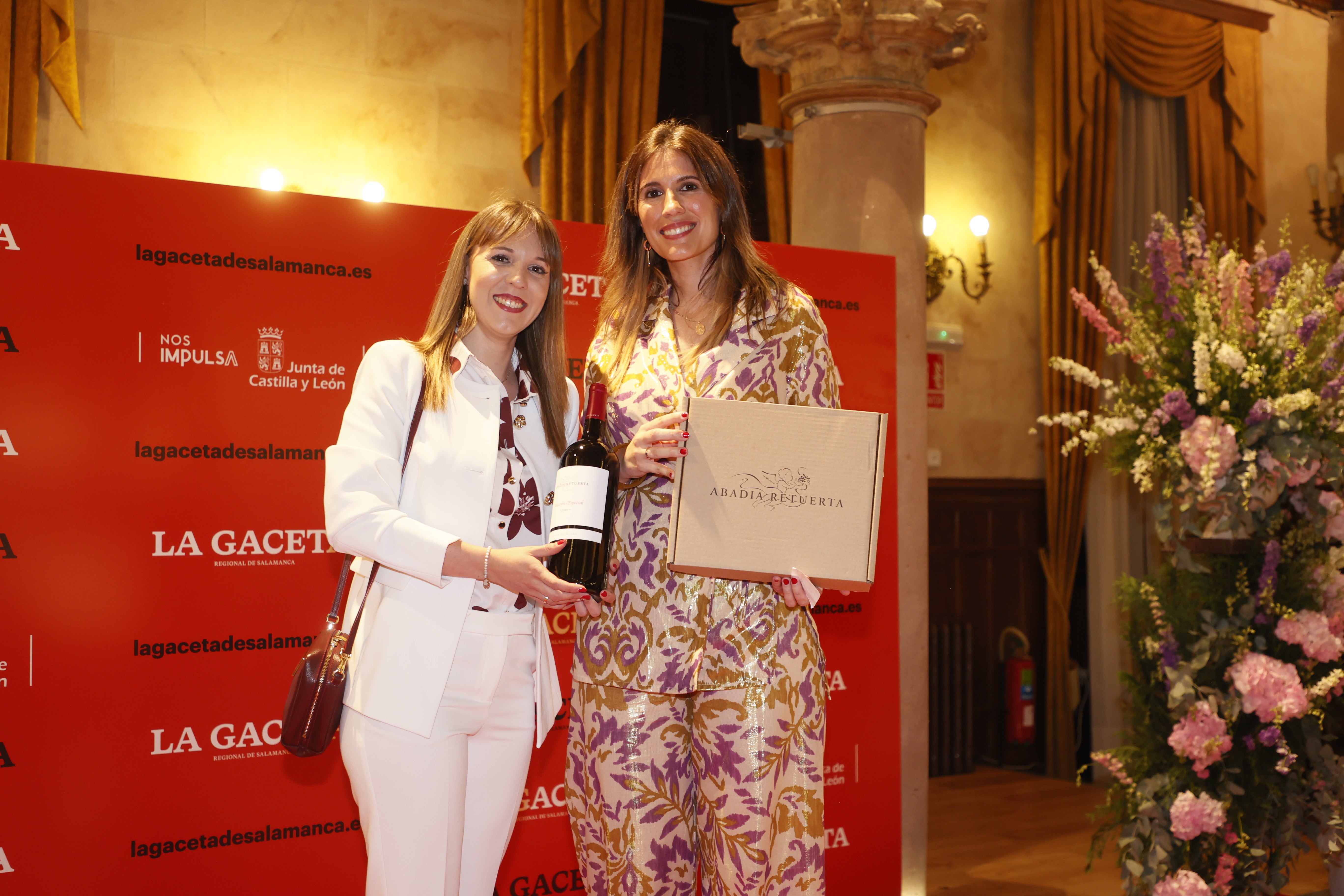 El tercer pack de Abadía Retuerta (botella magnum, visita a la bodega y cata de vinos) lo entregó la responsable de Marketing de LA GACETA, Marian Holgado, a Laura Bullón (Cubiertas Hernández).