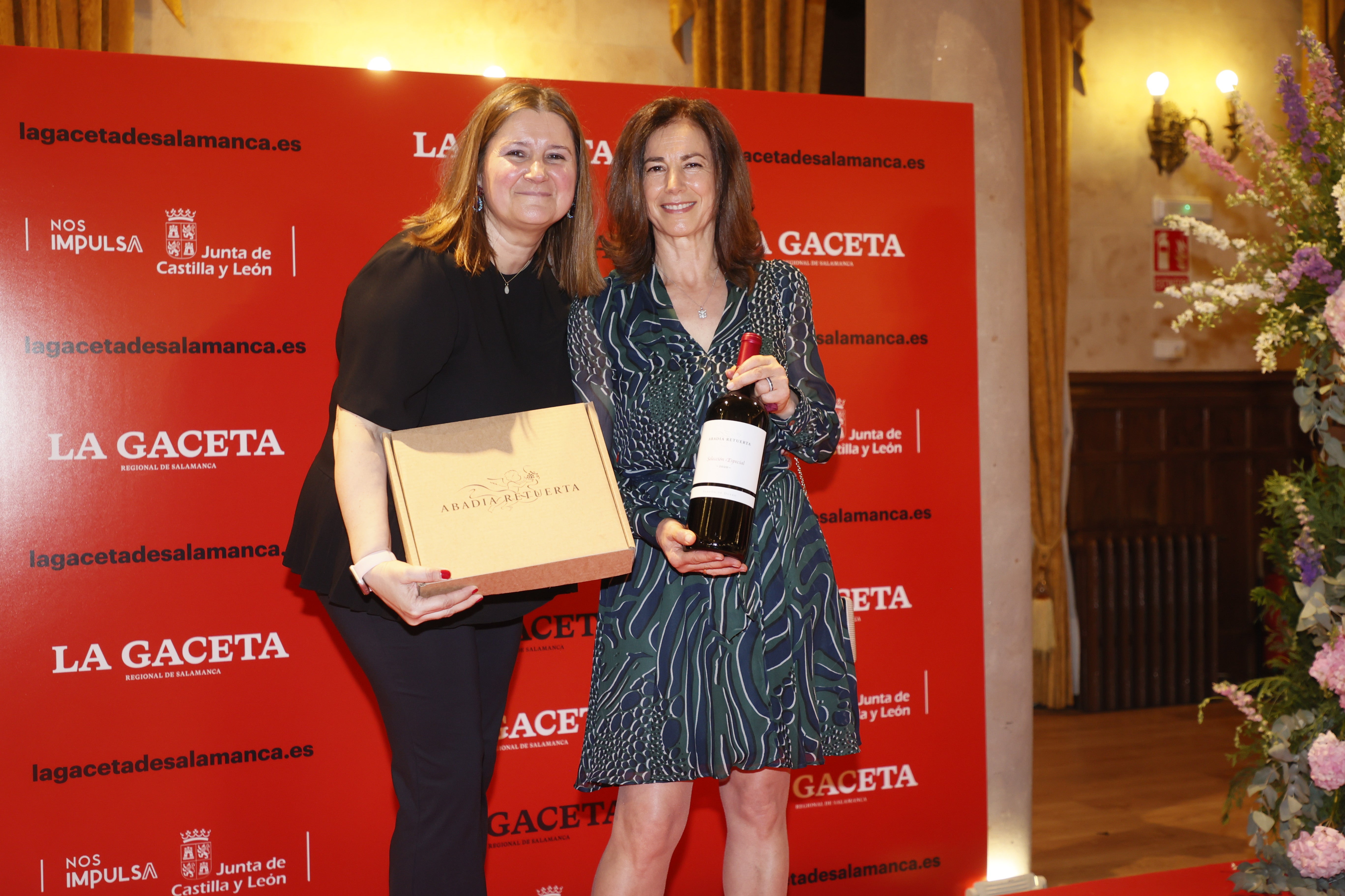 Por cortesía de Abadia Retuerta se regaló un cuarto pack de vinos y experiencia enológica, que ganó Beatriz Oterino (Salamanca de Transportes) y que recibió de Maribel Crespo, comercial de LA GACETA.