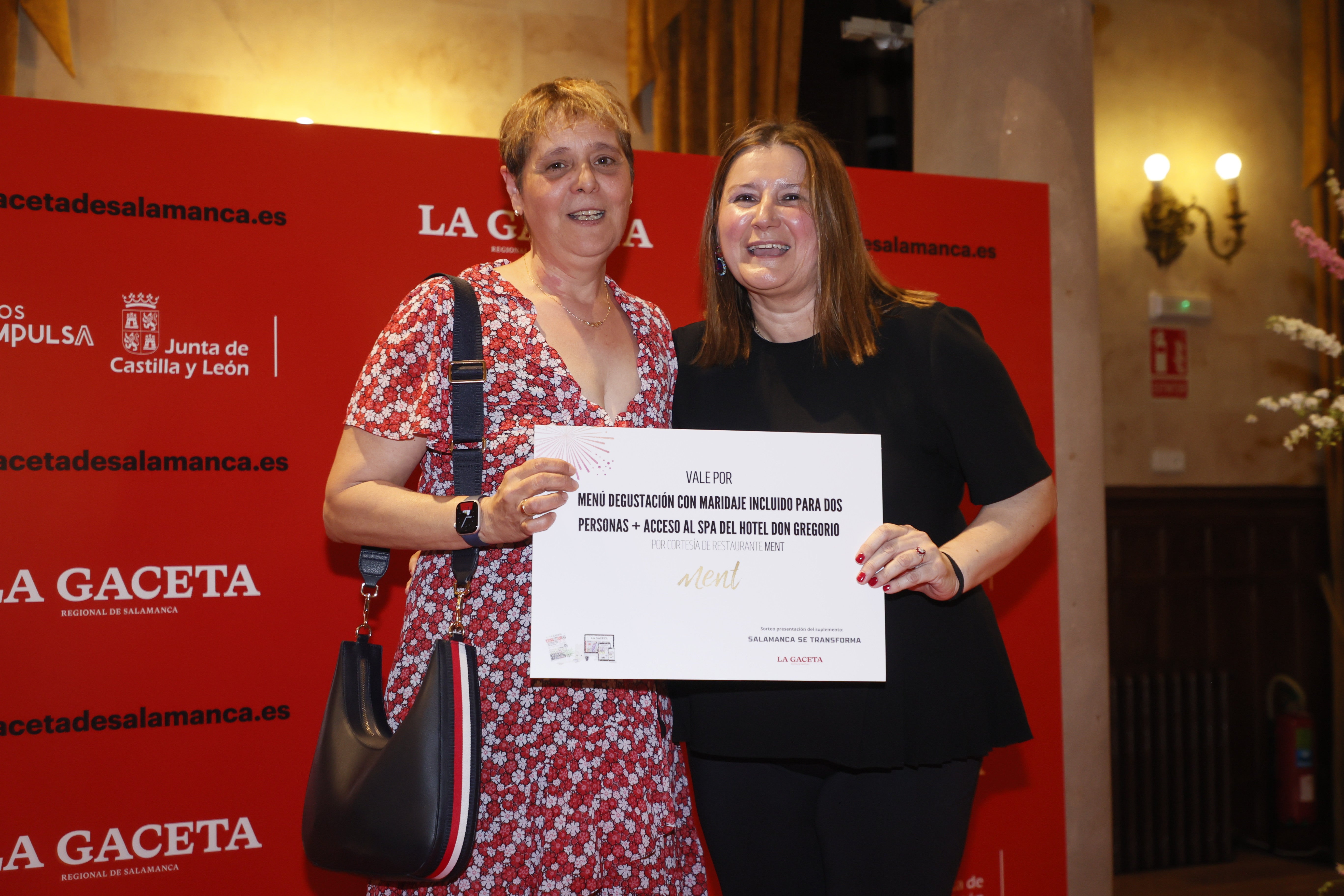 Charo Asensio (Floristeria Bedunia) disfrutará de un menú degustación del restaurante Ment, con acceso al spa del Hotel Don Gregorio. El premio lo entregó Maribel Crespo, de LA GACETA.