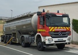 Un camión cisterna de los bomberos de la Diputación inyectando agua en el depósito de Valdehigal en Carbajosa.