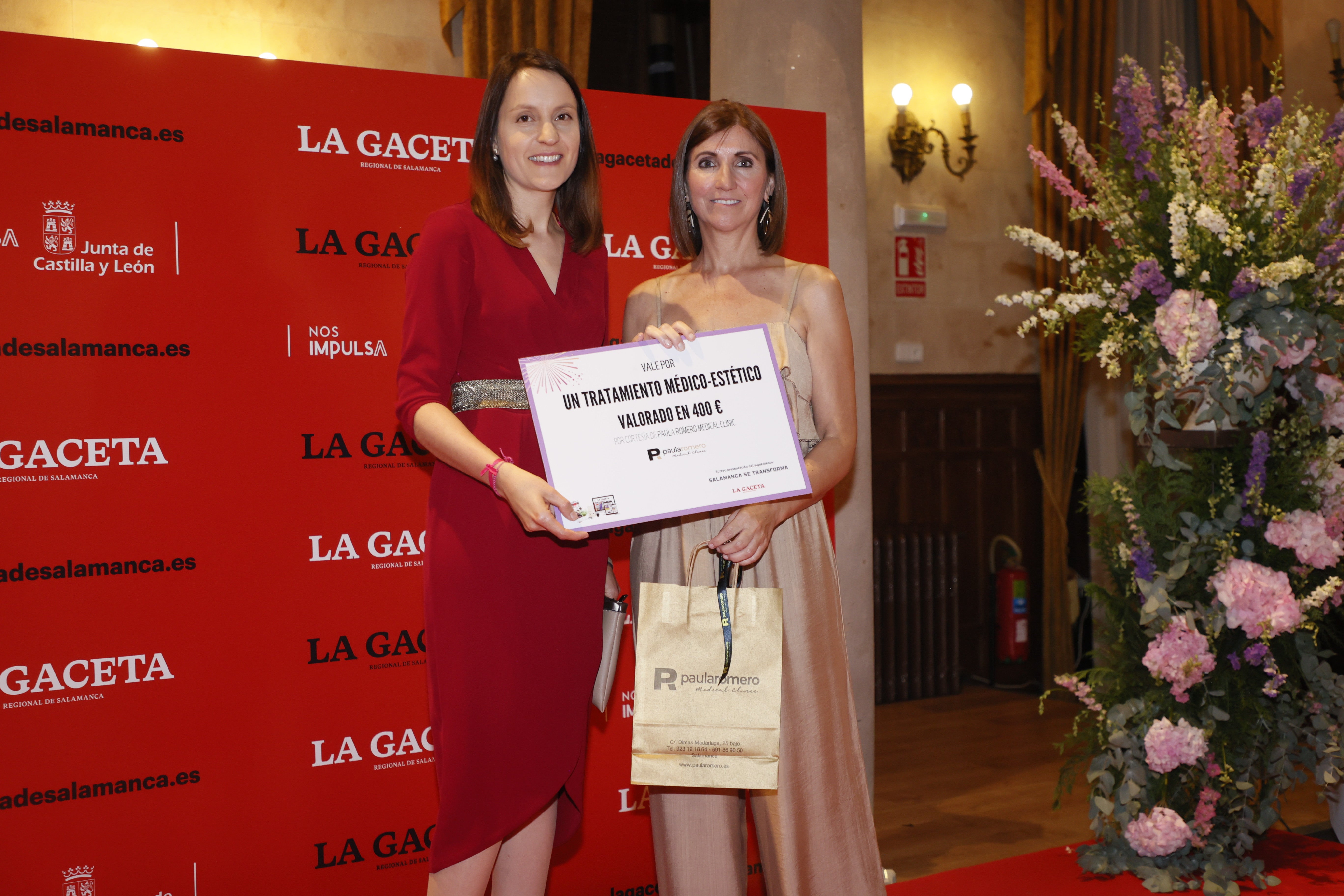 María Jesús San José, del departamento comercial de LA GACETA, entregó a Cristina Nieto (ICPOR) un tratamiento médico estético de 400 euros, por cortesía de Paula Romero Medical Clinic.
