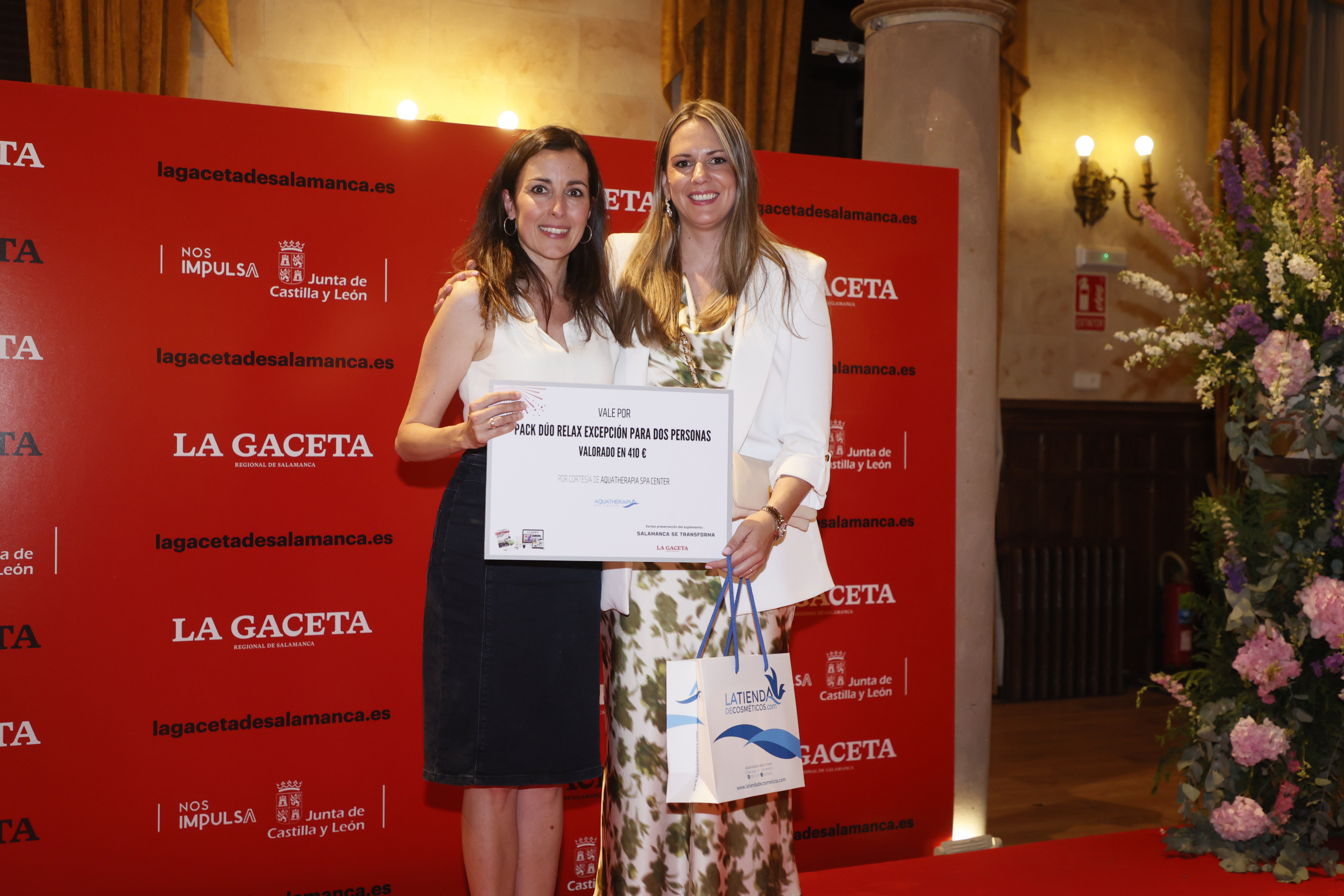 Un 'Pack duo relax excepción' para dos, valorado en 410€ y -gracias a Aquatherapia Spa Center- lo recibió Eva González (Hosteleriasalamanca.es) de manos de Mª José Canete, de LA GACETA.
