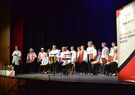 Actuación del coro en el Teatro Nuevo