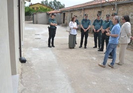 La subdelegada acompañada de los agentes y el alcalde de La Alberca en la visita a la nueva instalació