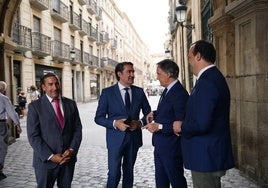 Eloy Ruiz, Juan Carlos Suárez-Quiñones, Carlos García Carbayo y David Mingo, este martes en la Plaza Mayor de Salamanca.