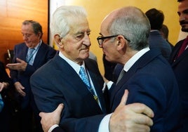 El maestro Santiago Martín 'El Viti' y Javier Iglesias, presidente de la Diputación.