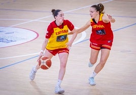 Iyana Martín, con Ángela Mataix en un entrenamiento de la selección.