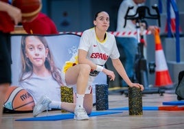 Iyana Martín, en el calentamiento para el partido de este martes en Portugal.
