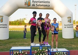 Lorene Bazolo, en el podio junto a Nicole Caicedo, Lucía Carrillo y Lidia Vicente.