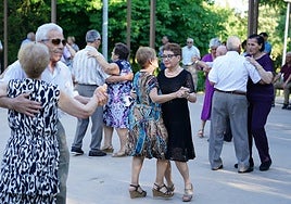 Parejas bailan al ritmo de la música en el parque de los Jesuitas.
