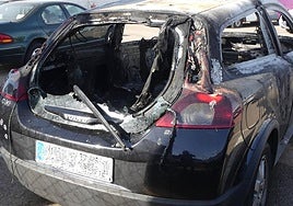 El coche quemado por el autor del delito.