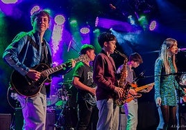 Varios alumnos de la Escuela Municipal de Música y Danza en anteriores ediciones del Concierto de las Hogueras.