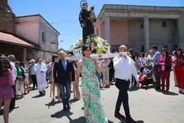 Procesión con la imagen de San Antonio de Padua por las calles de Topas.