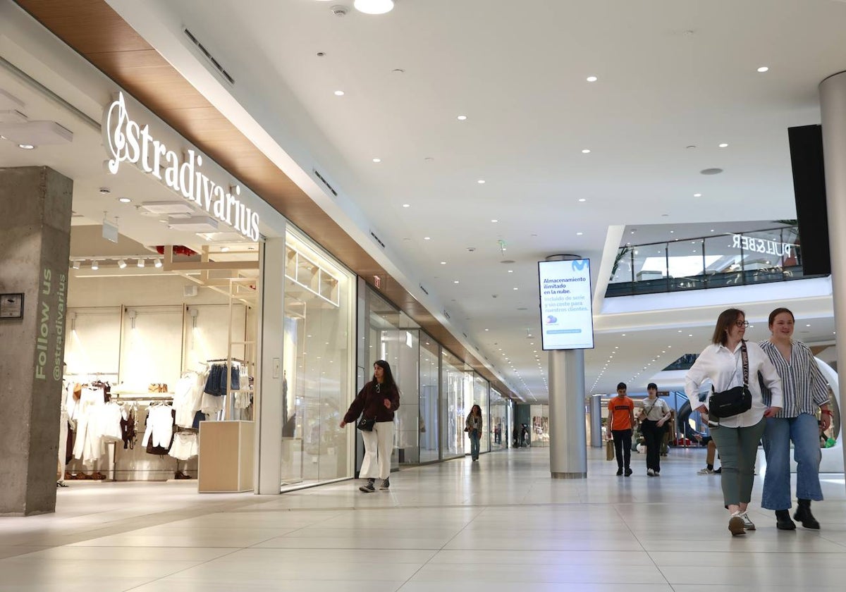 Compras, ocio y restauración en el Centro Comercial El Tormes.