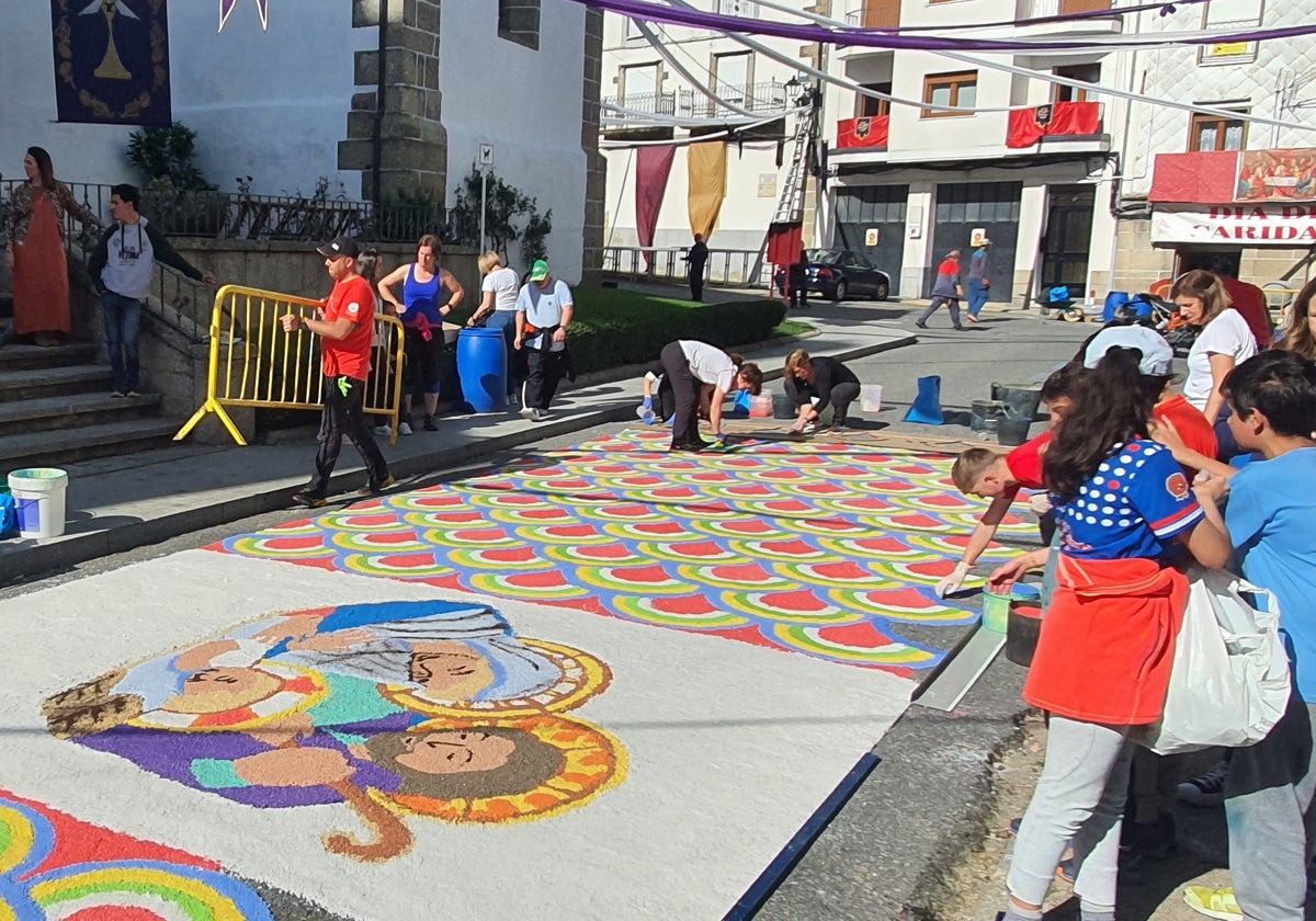 Imagen de la alfombra de sal elaborada en 2024 por voluntarios y cofrades de la Santa Vera Cruz de Béjar.