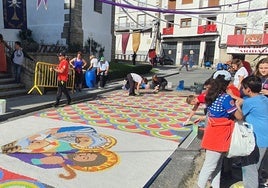 Imagen de la alfombra de sal elaborada en 2024 por voluntarios y cofrades de la Santa Vera Cruz de Béjar.