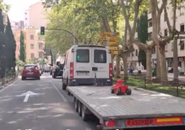 Imagen de la furgoneta remolcando el triciclo.