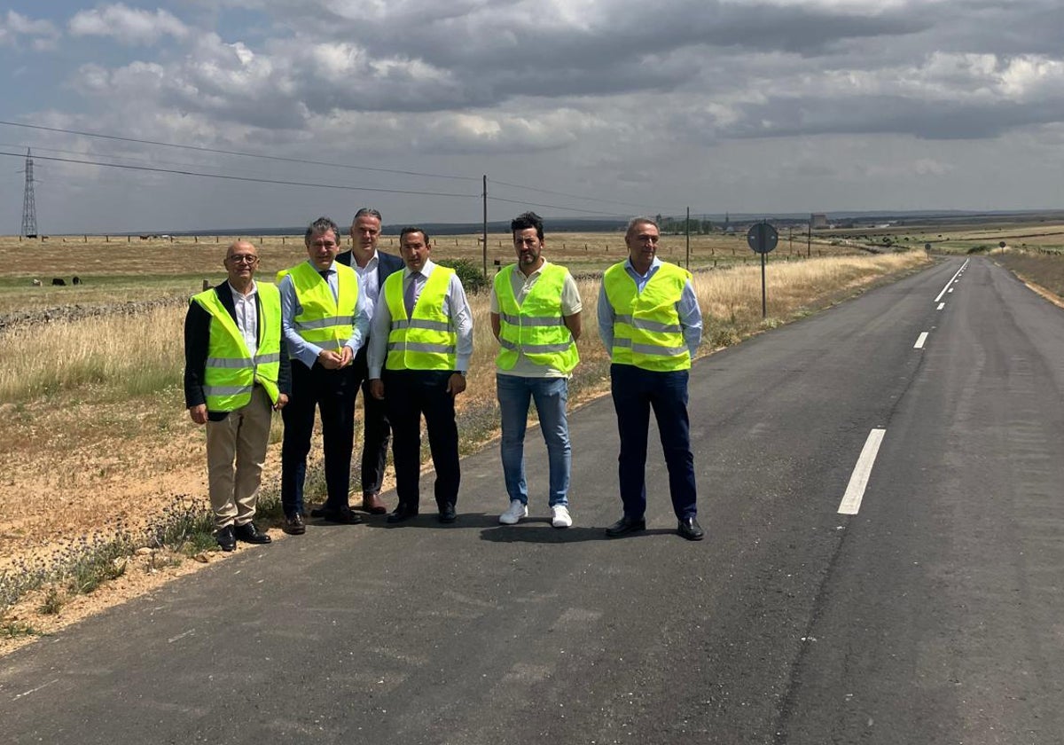 La visita oficial al tramo de carretera renovado junto a Ledesma.