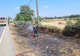 Imagen de los Bomberos sofocando el incendio de pasto.