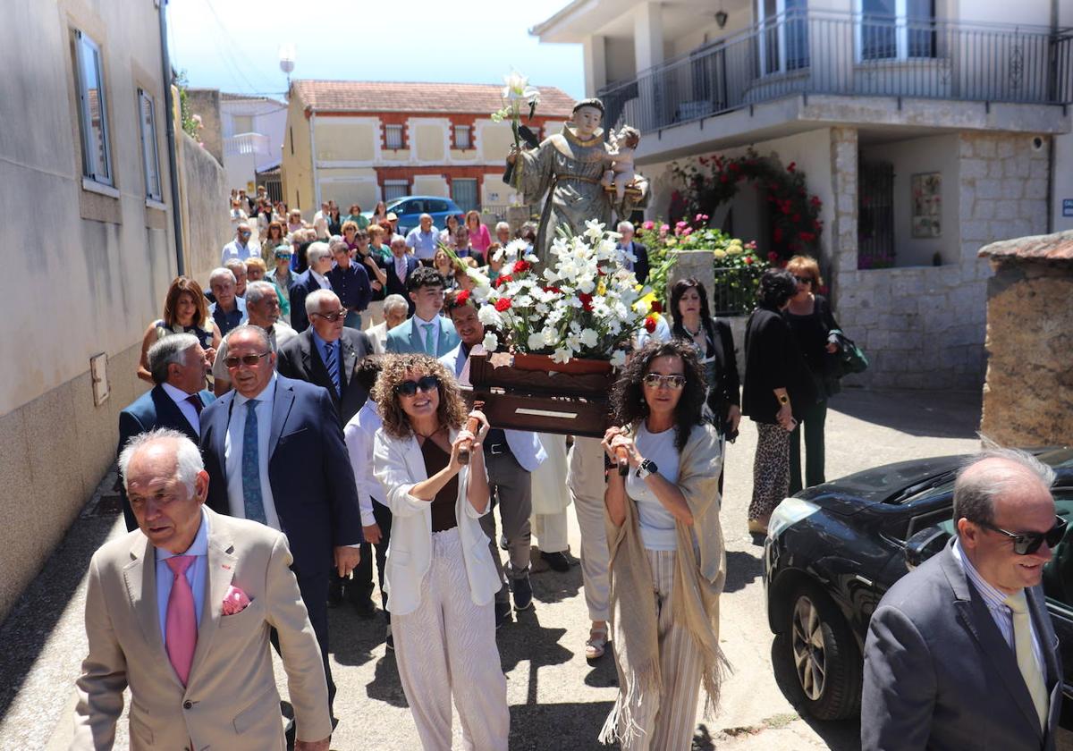 Procesión con la imagen de San Antonio del año pasado.