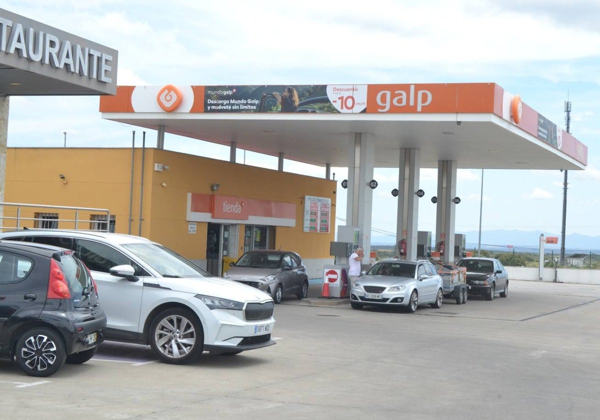Estación de servicio y cafetería en la localidad de Fuentes de Oñoro.