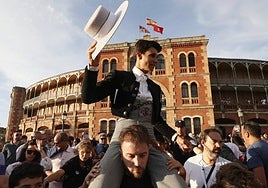 Los toreros, antes de empezar el paseíllo, en el patio de cuadrillas de La Glorieta.