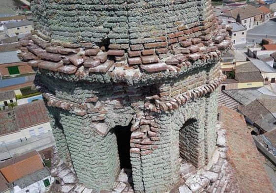 Torre de la iglesia de San Andrés, de la localidad de Palaciosrubios, a vista de dron.