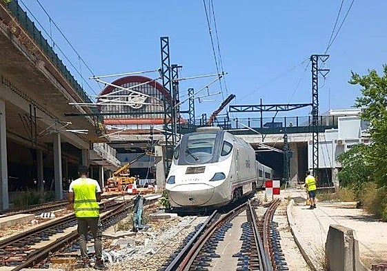 Imagen de la vía afectada tras la salida de la locomotora de un tren que efectuaba su entrada en la estación de Chamartín.