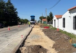 La obra de construcción de aceras en una de las travesías de La Vellés que carecía de ellas.