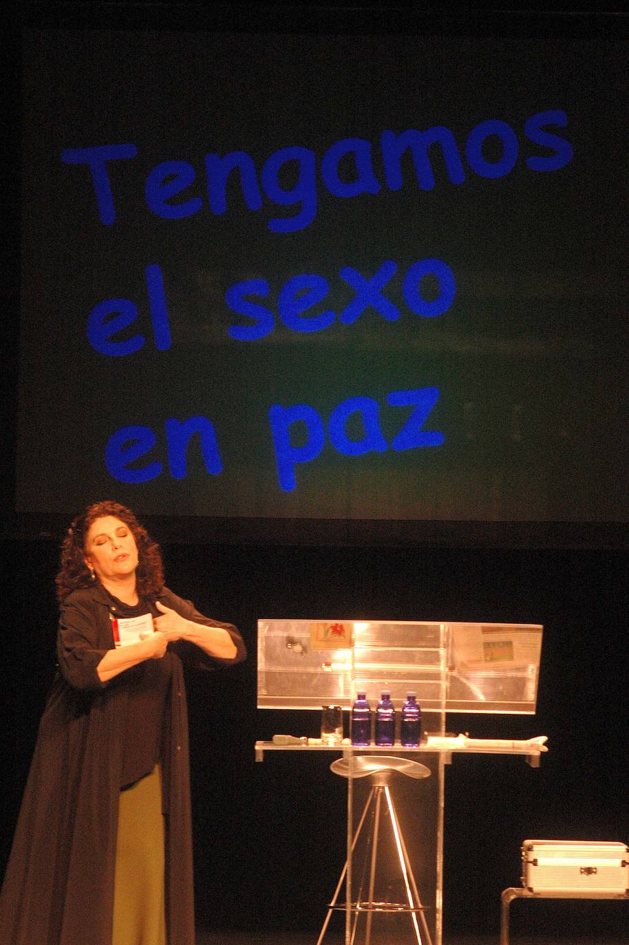 Charo López durante la representación de uno de sus grandes éxitos: la obra de Darío Fo, «Tengamos el sexo en paz» durante las Ferias y Fiestas de 2006. Con este monólogo humorístico sobre sexo, llenó el Teatro Liceo durante varias funciones en diferentes días. Esta obra ha sido una de las que más ha disfrutado la actriz salmantina y durante mayor tiempo.