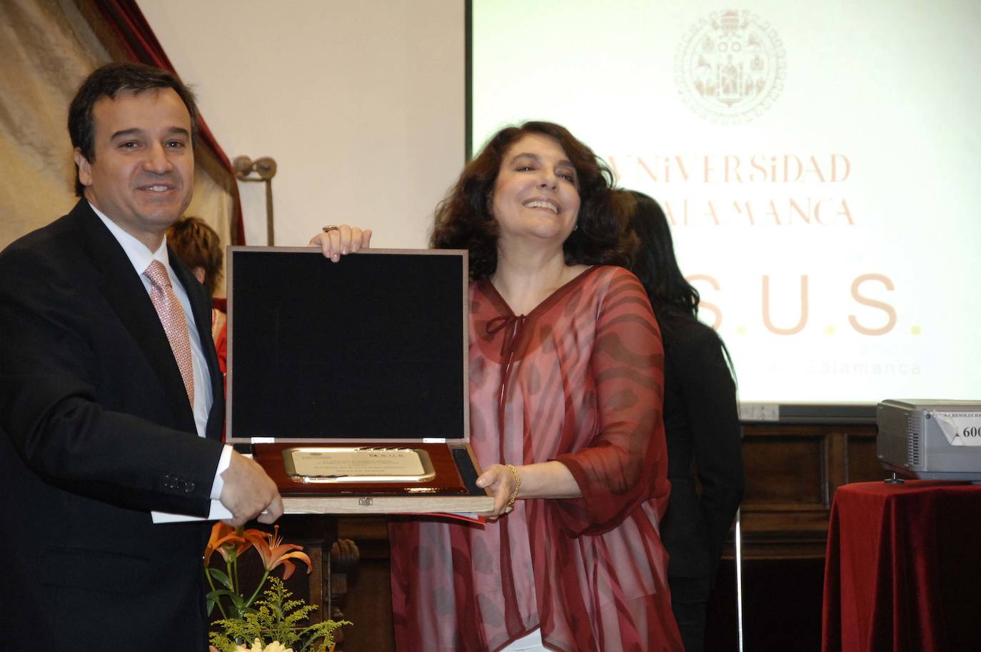 El 30 de mayo de 2009, la actriz salmantina recibió ayer la placa conmemorativa como Socia de Honor de la Asociación de Antiguos Alumnos de la Universidad de Salamanca -ASUS- de manos del rector, José Ramón Alonso. Reconocimiento que también recibieron el catedrático de Derecho Penal, Mariano Alonso y el investigador del instituto de Medicina Monte Sinaí, Adolfo García Sastre.