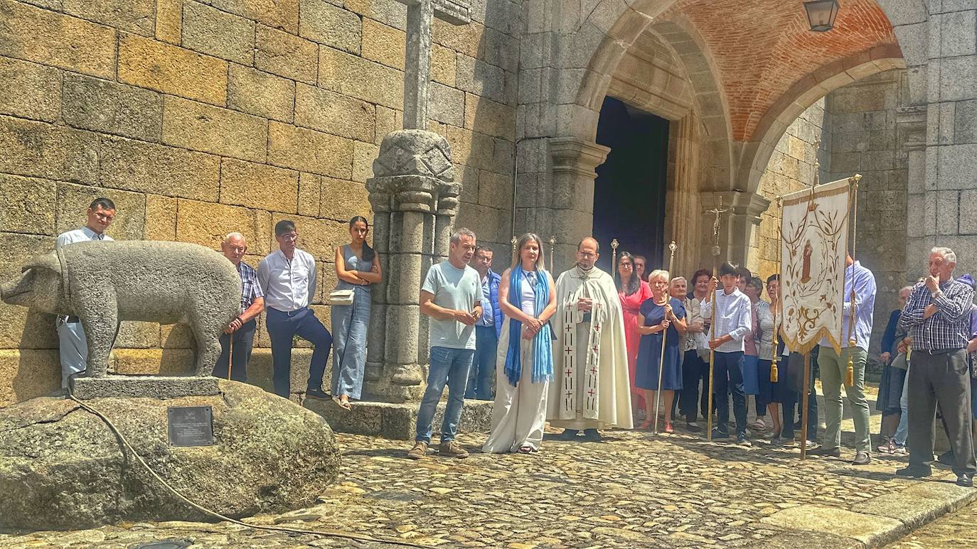 La Alberca bendice a su marrano de San Antón que no será rifado por primera vez