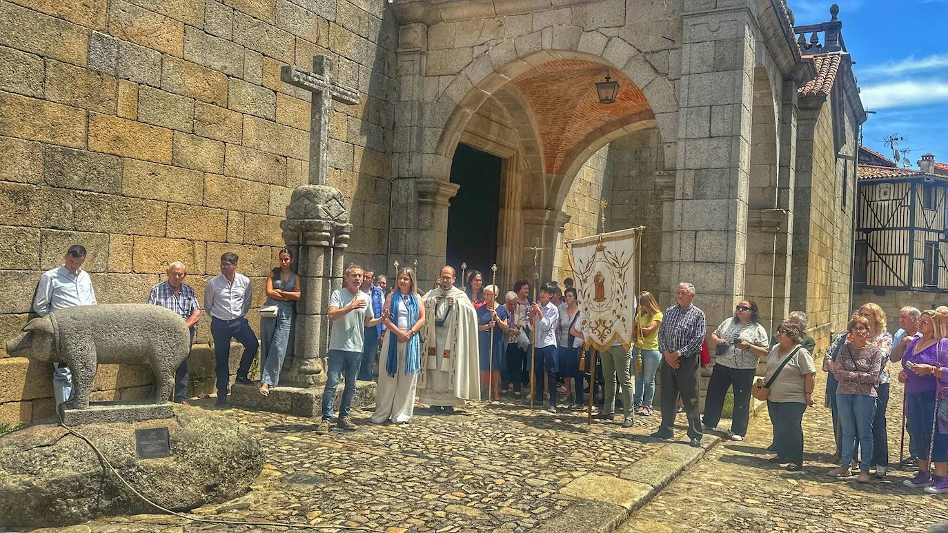 La Alberca bendice a su marrano de San Antón que no será rifado por primera vez